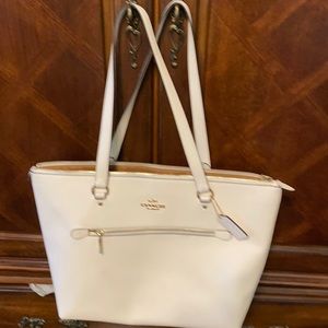 Leather tote smoke,bug free.